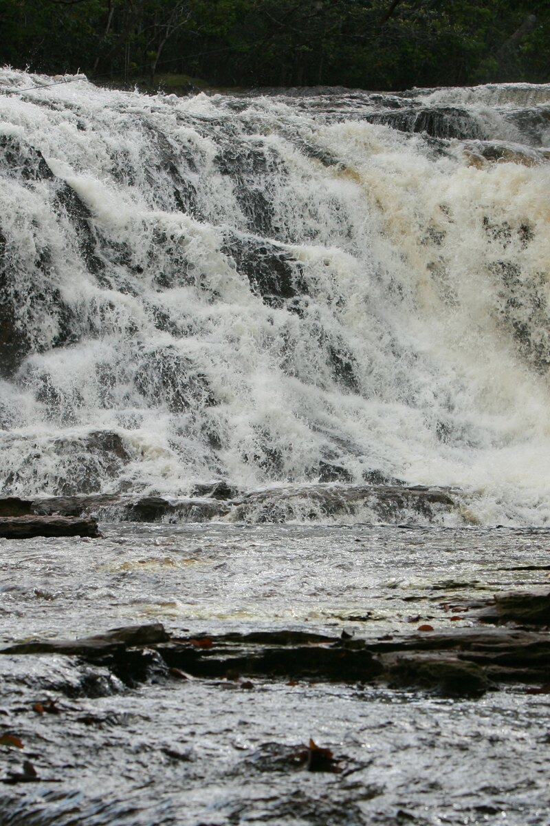 Queda larga da Cachoeira da Iracema sobre os paredões de arenito, vista do leito do rio