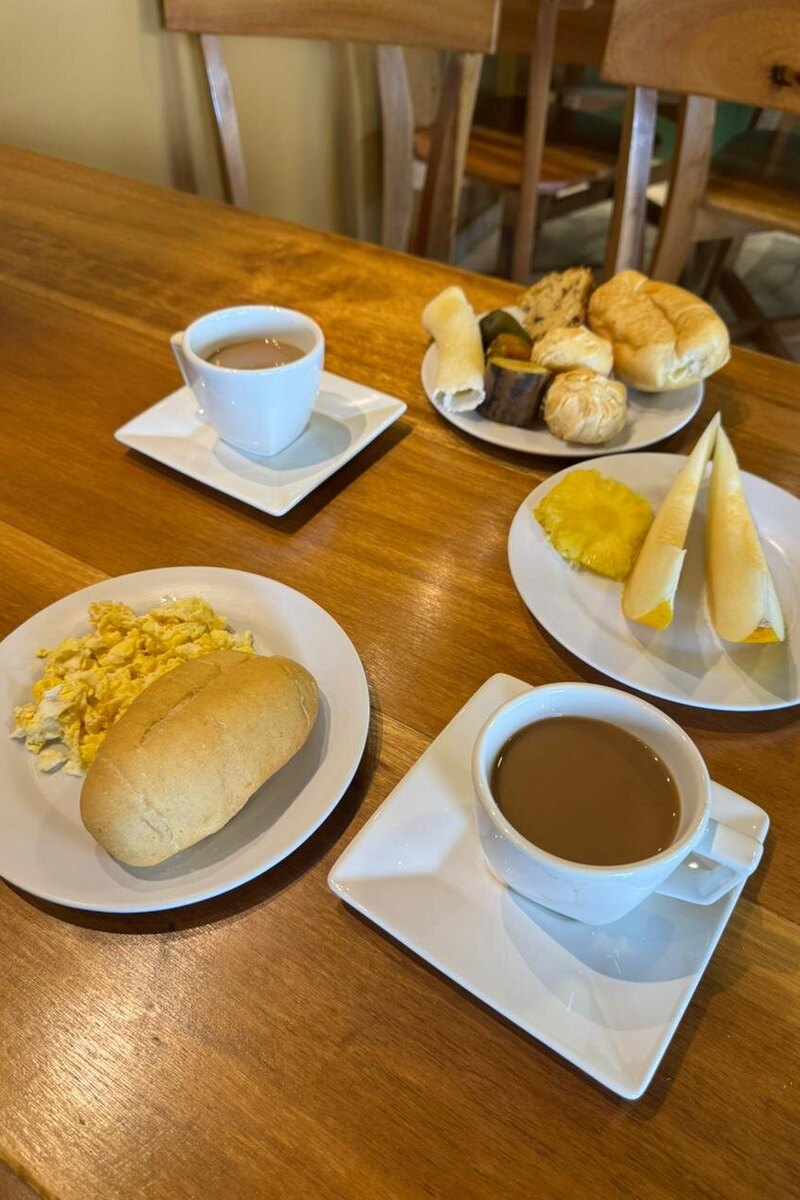 Café da manhã servido na mesa, com tapioca e café