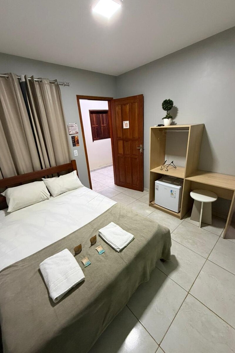 Quarto de casal com cama box e armário