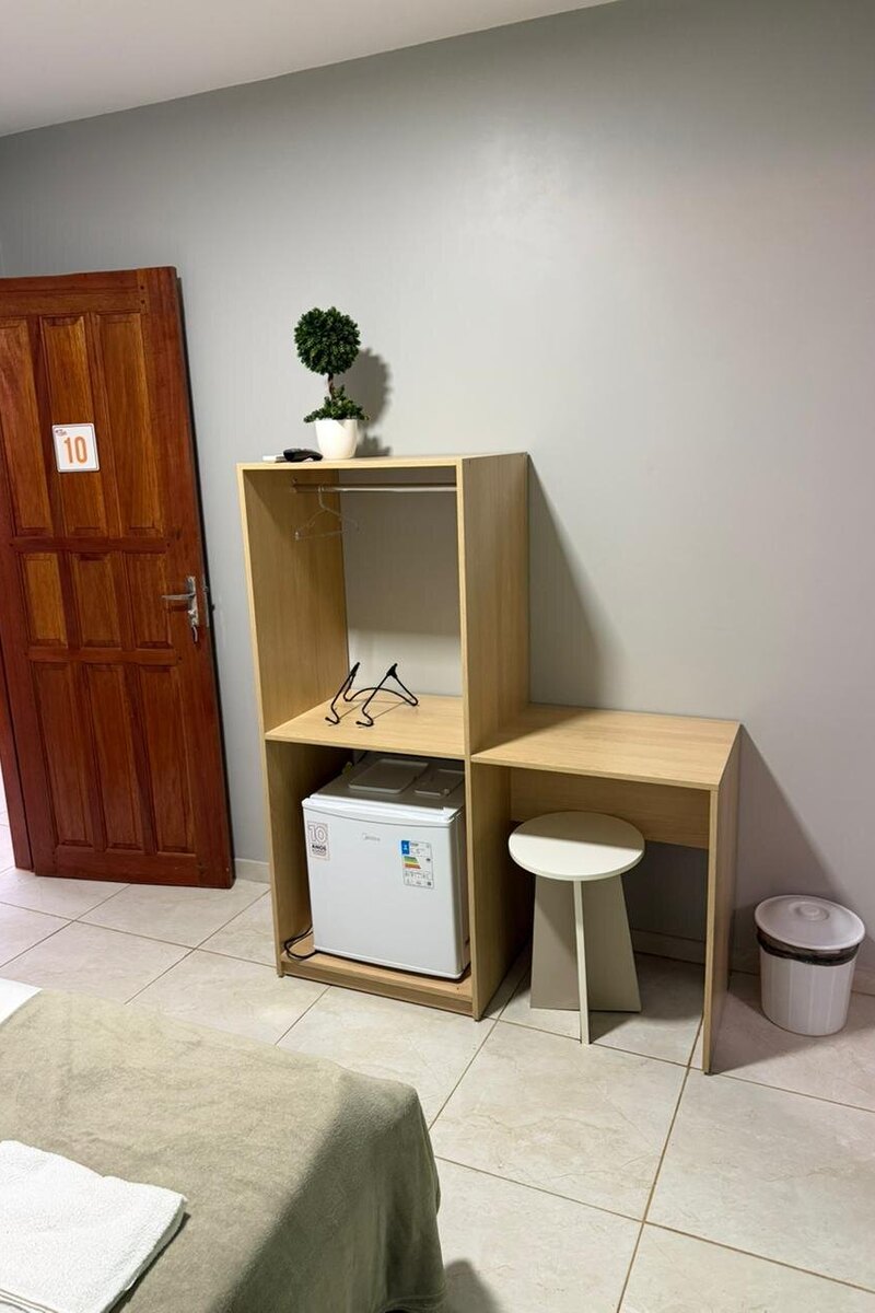Detalhe do quarto com armário, frigobar e ar-condicionado