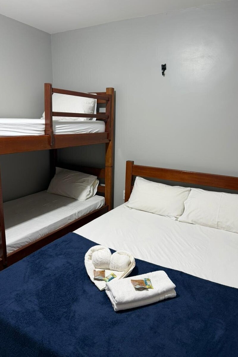 Quarto família com cama de casal e beliche