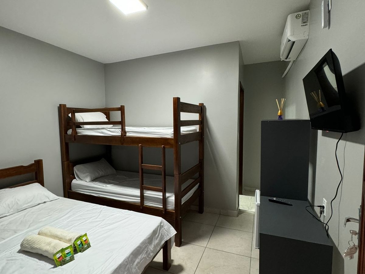 Quarto de casal com cama box e escrivaninha