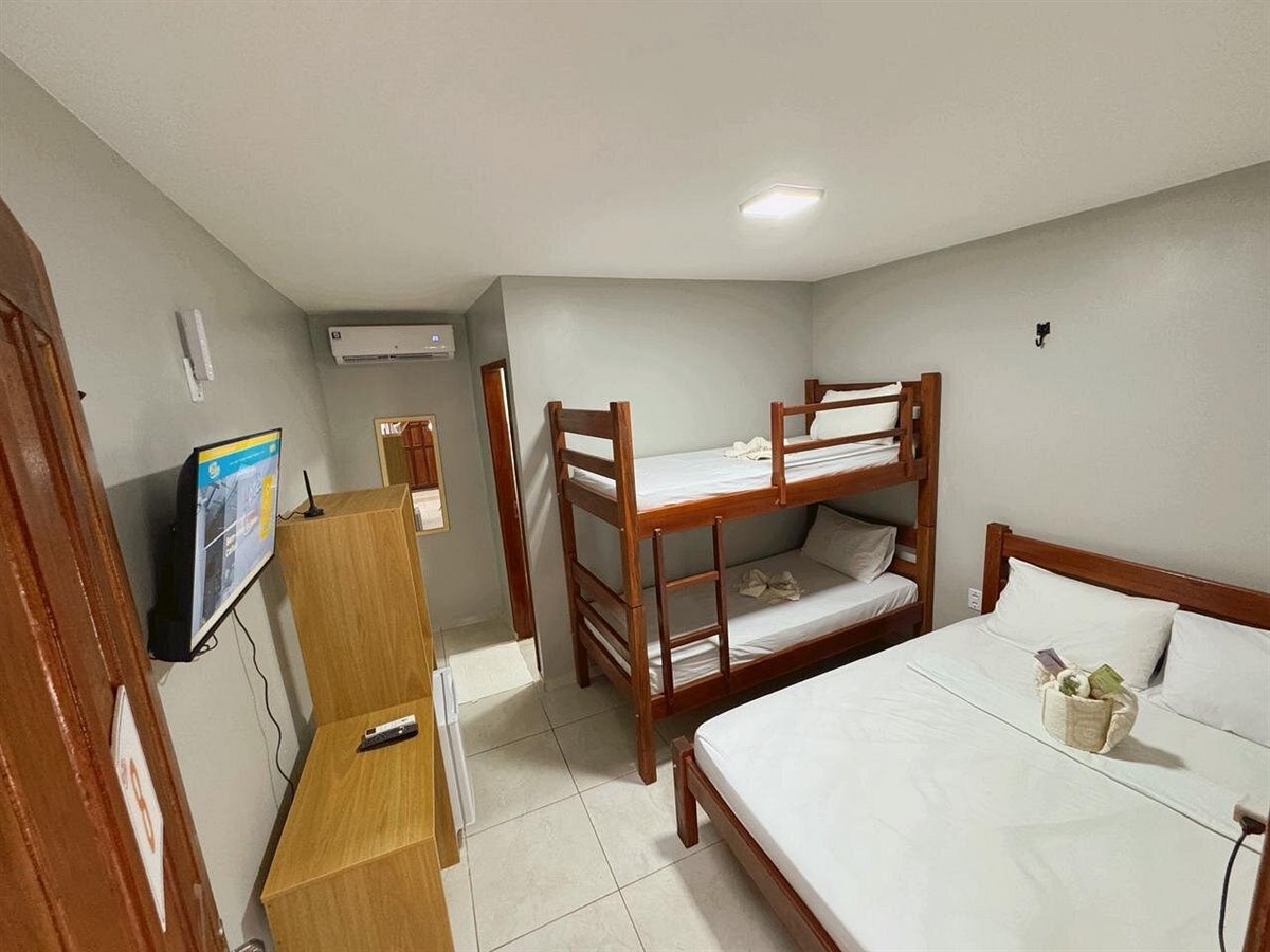 Triple Room com camas de solteiro e beliche
