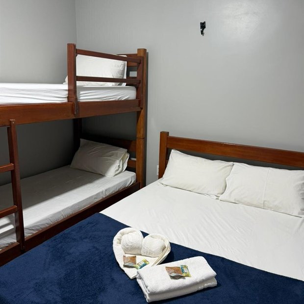 Quarto do hotel com cama de casal e beliche